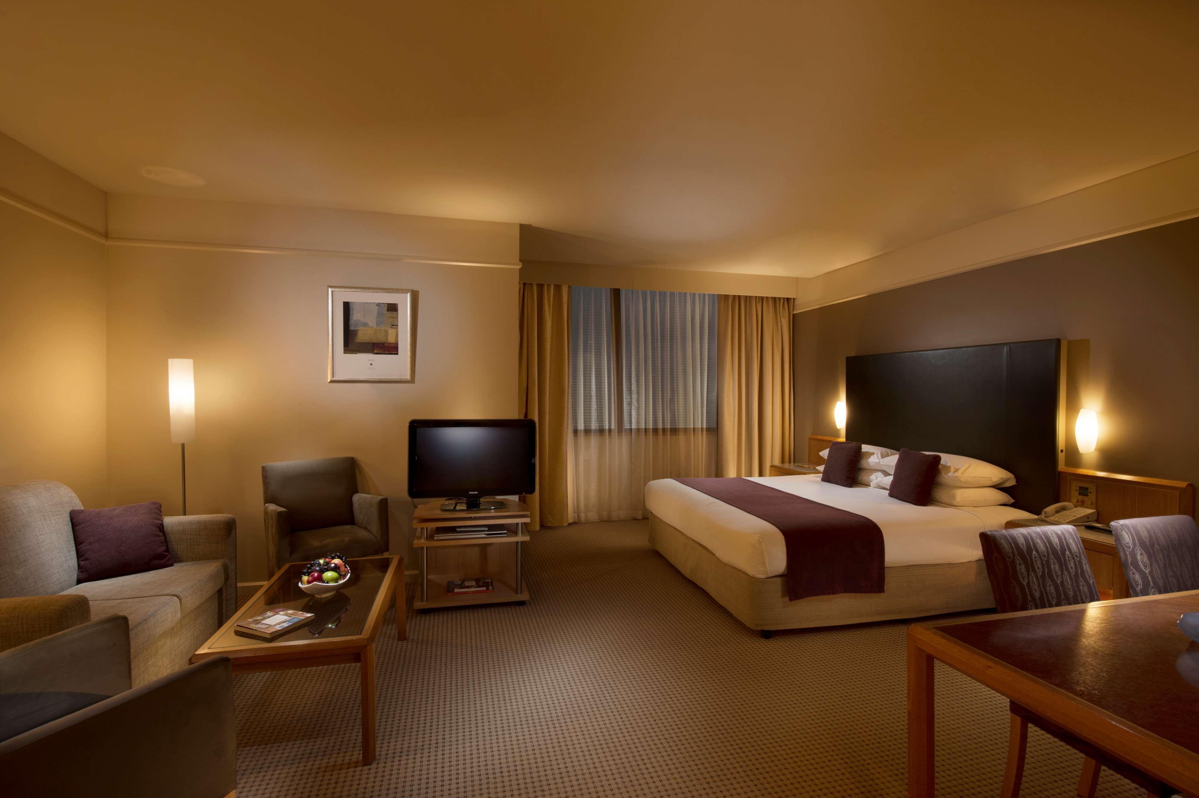 Hotel Stamford Plaza Adelaide Zimmer foto A suite at the Crowne Plaza Hotel, Parramatta, Australia