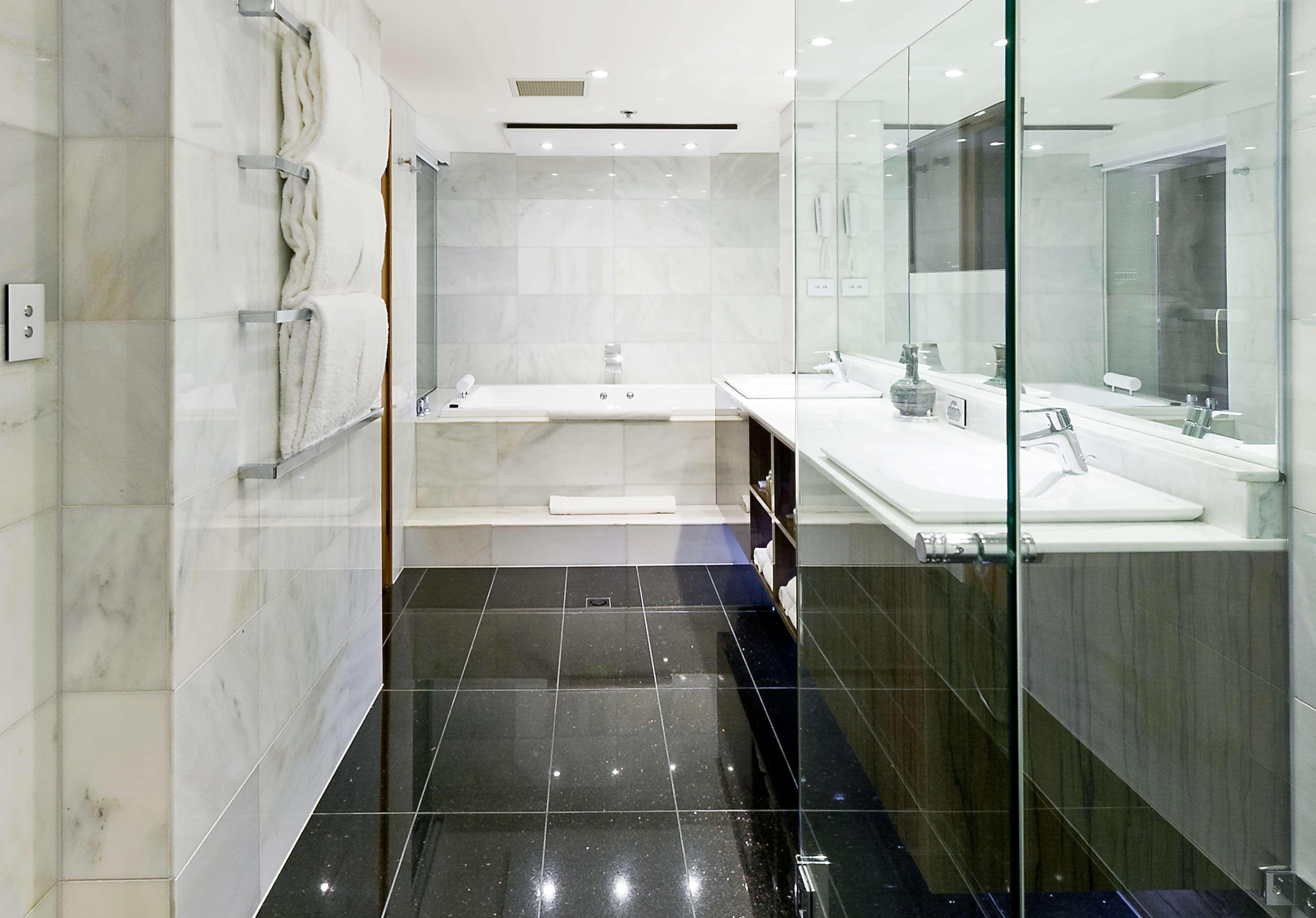 Hotel Stamford Plaza Adelaide Exterior foto A modern bathroom