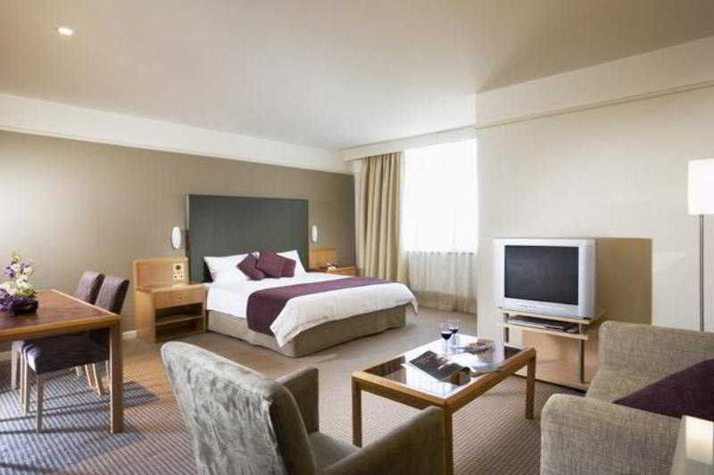 Hotel Stamford Plaza Adelaide Zimmer foto A suite at the Hilton London Heathrow